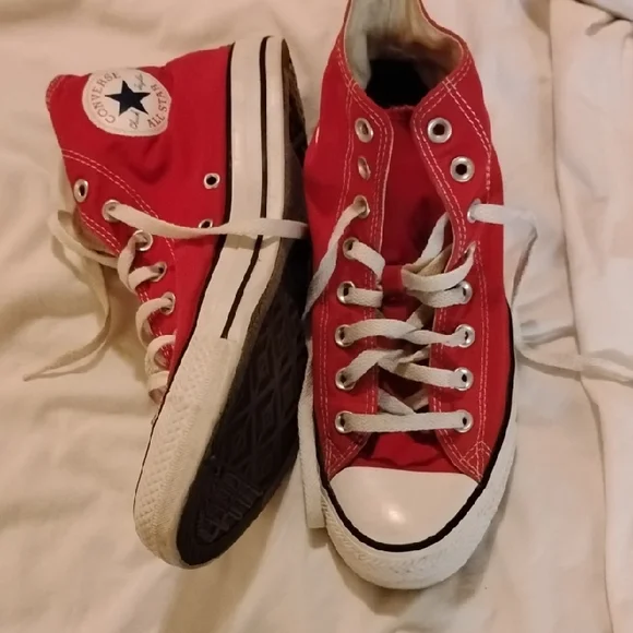 - Converse Red High-Top Sneakers Iconic Design - Picture 1 of 3
